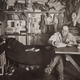 Scott escribiendo su diario en la cabaña del cabo Evans durante el invierno de 1911. Fotografía de Herbert Ponting.